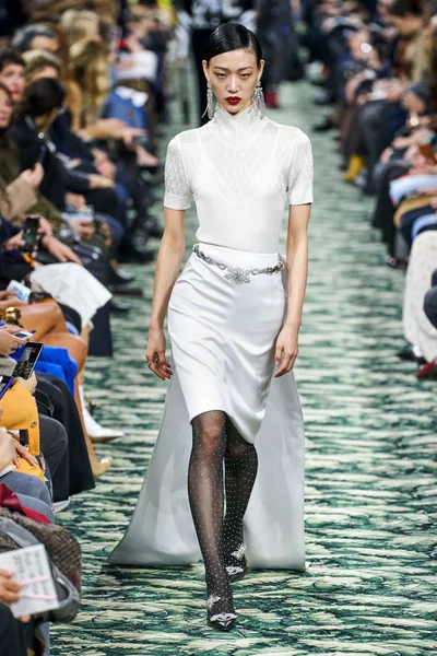 Look 16